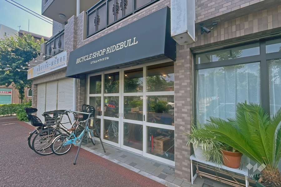敷地内の店舗
