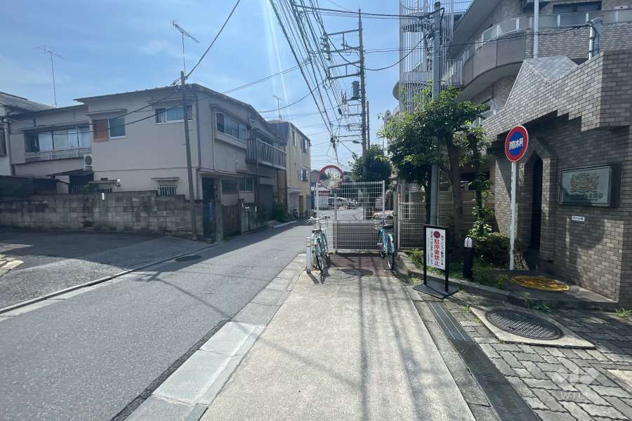 敷地の北側前面道路（西側から）
