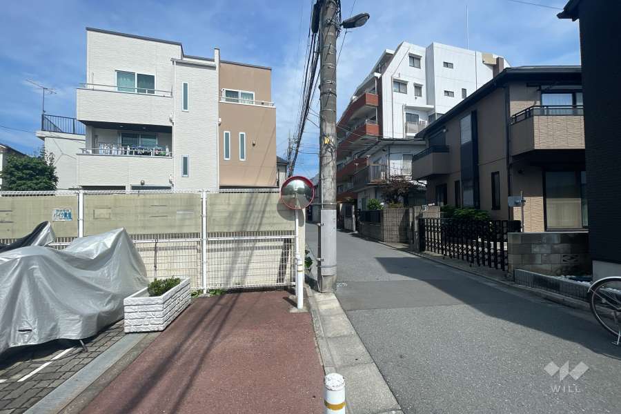 敷地の北側前面道路（東側から）