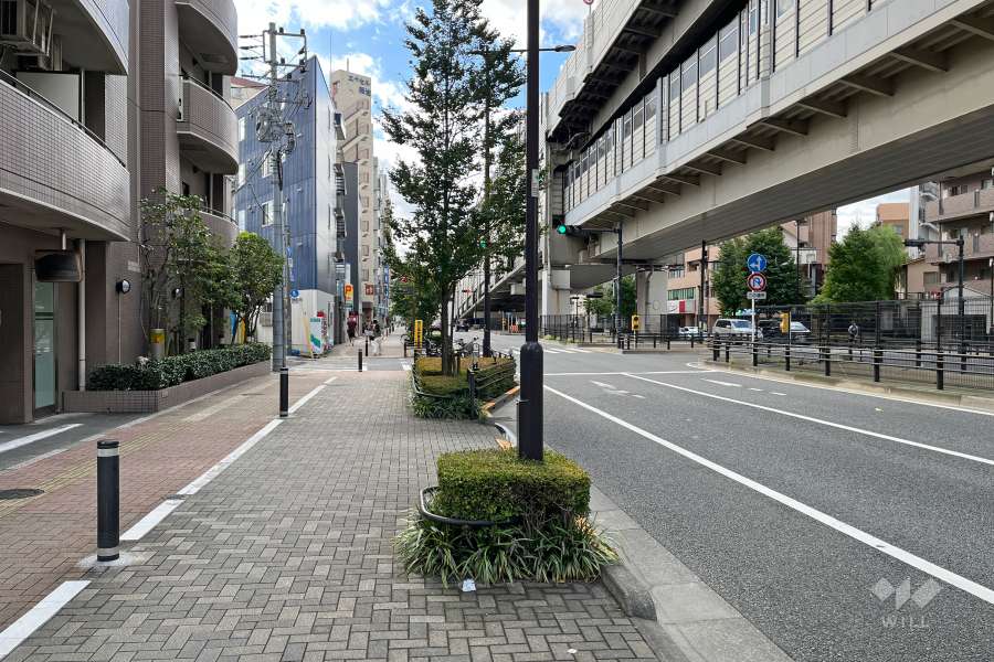 敷地北西側の前面道路（北東側から）