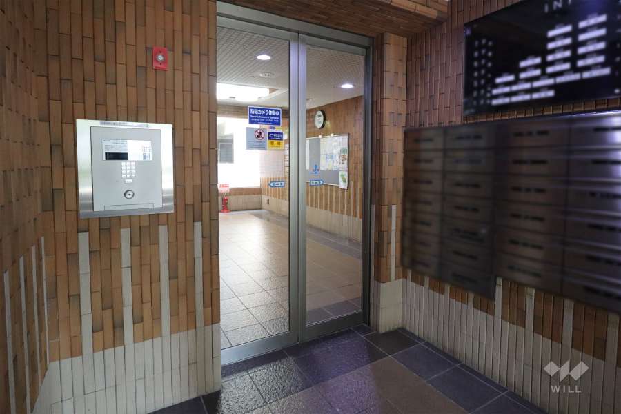 エントランスはオートロック付きです。