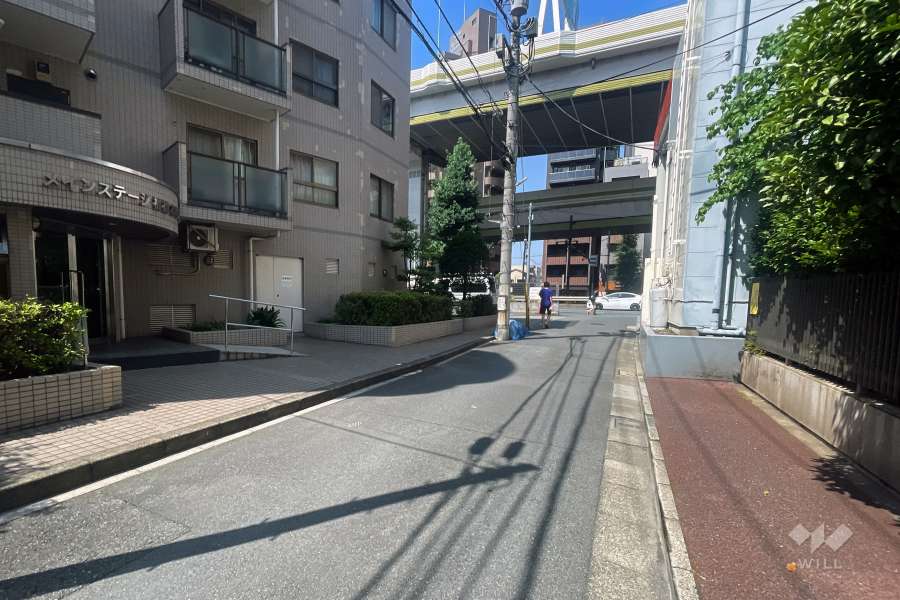 敷地の北側前面道路（東側から）