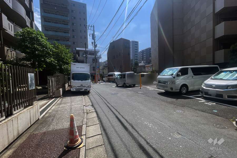 敷地の北側前面道路（西側から）