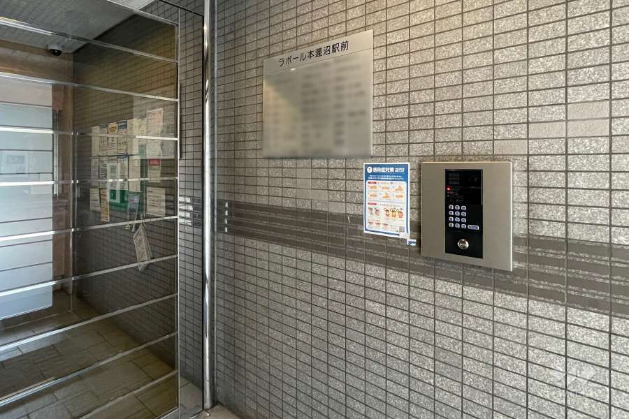 エントランスはオートロック付きです。