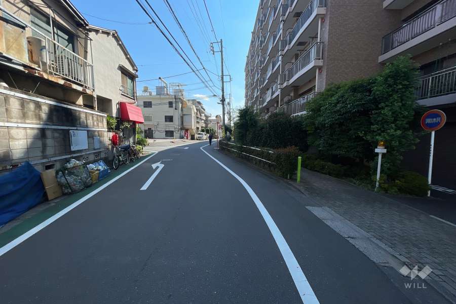 敷地南東側の前面道路（北東側から）