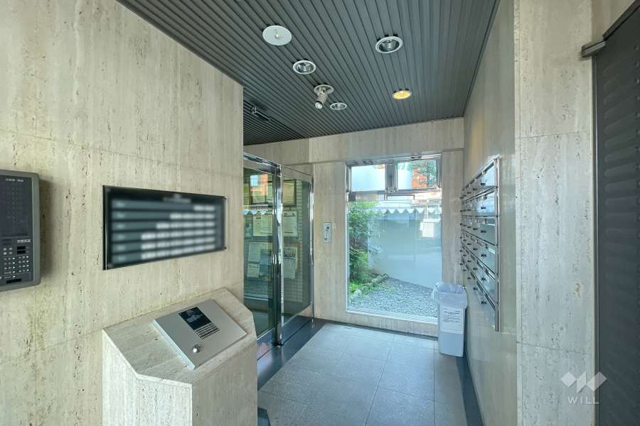 エントランスはオートロック付きです。