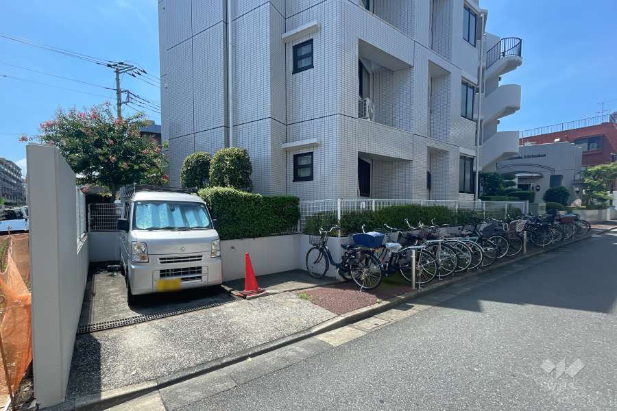 敷地内駐車場（屋外平面式）と駐輪場