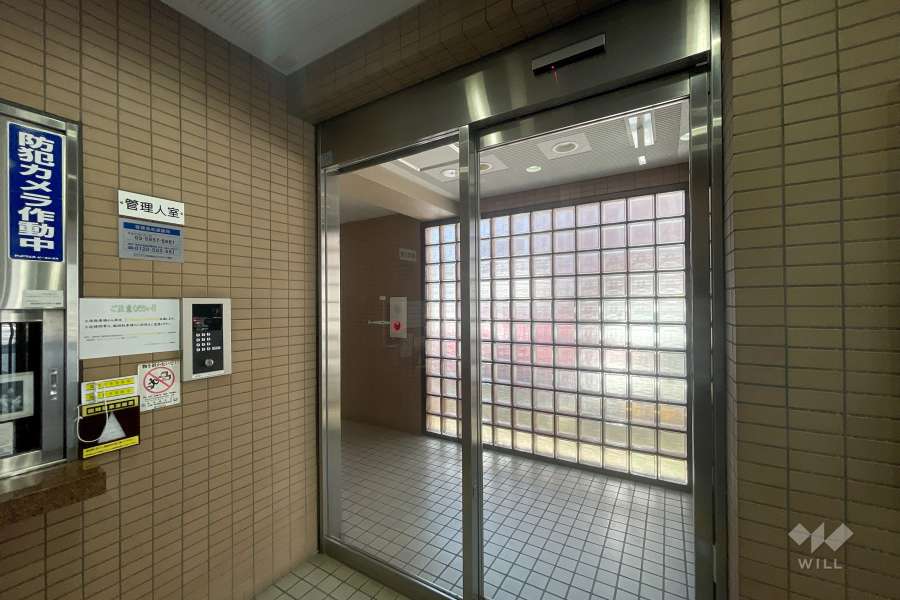 エントランスはオートロック付きです。