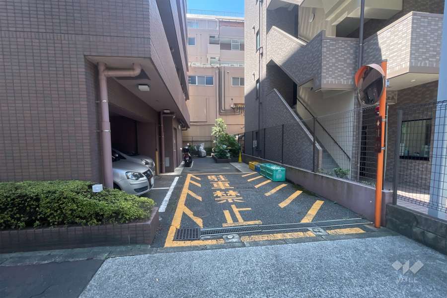 駐車場出入り口