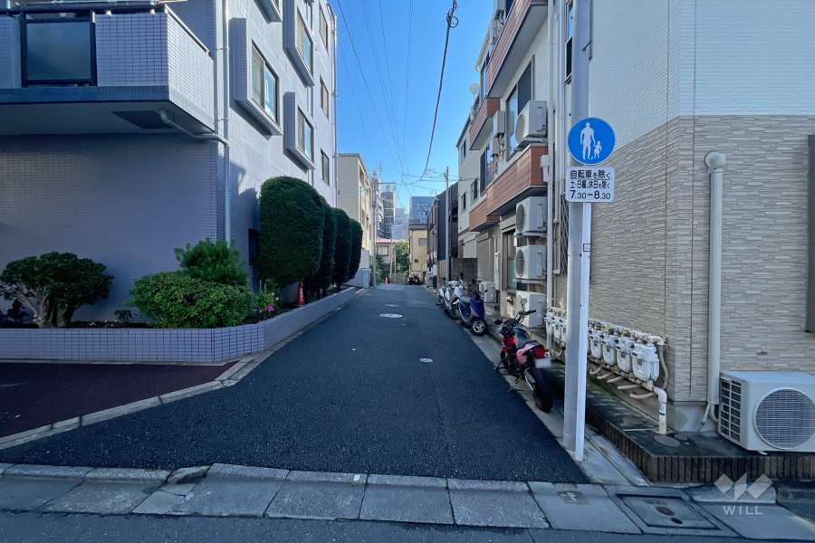 敷地の南東側前面道路（南西側から）
