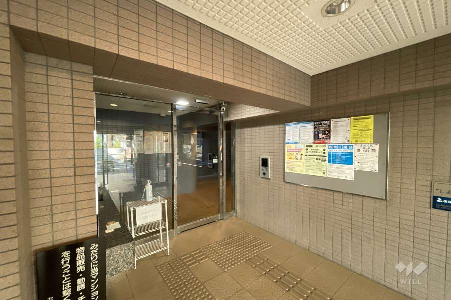 エントランスはオートロック付きです。