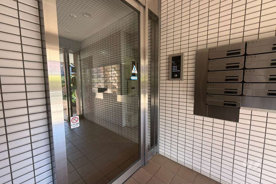 エントランスはオートロック付きです。
