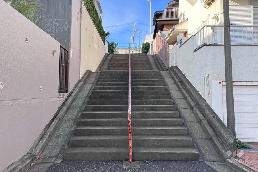 敷地北東側の前面道路　