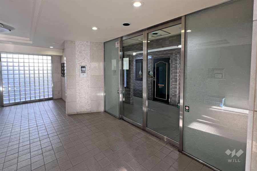 エントランスはオートロック付きです。　