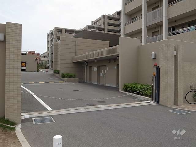 駐車場入口（ロボットゲート付き）