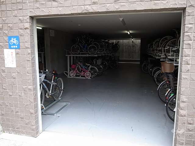 エントランス横にある駐輪場（屋内）