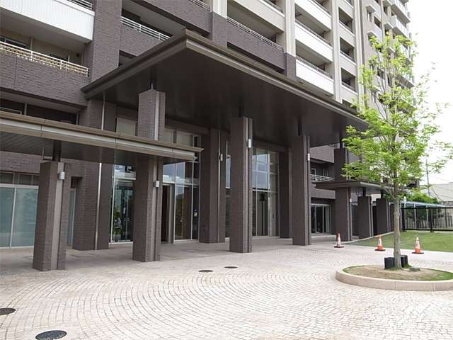 車寄せのある豪華な雰囲気のエントランス