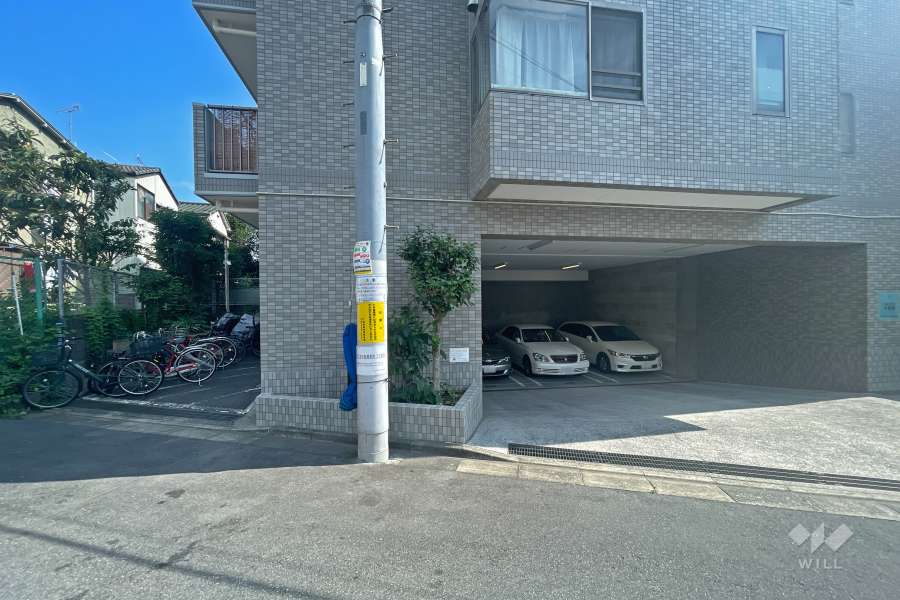 敷地内駐車場（屋外平面式）と駐輪場