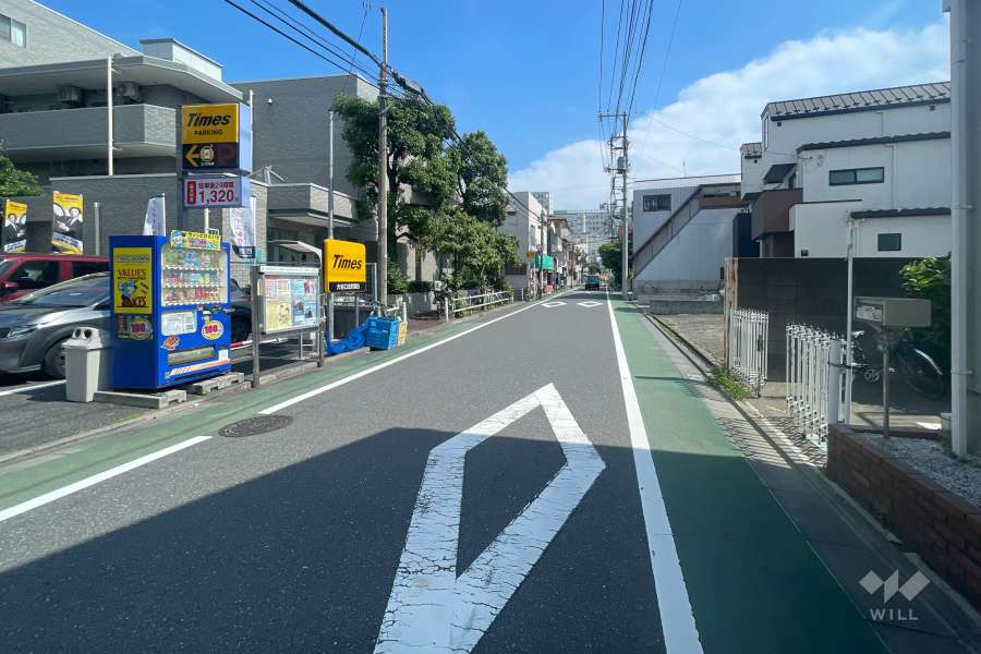 敷地西側の前面道路（北側から）