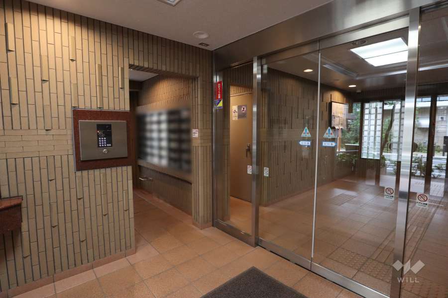 エントランスはオートロック付きです。