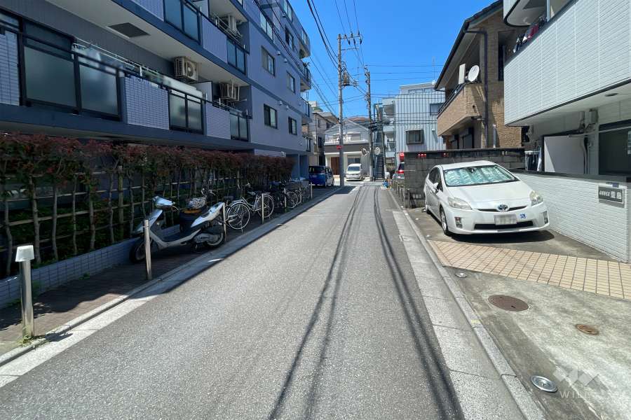 敷地の東側前面道路（南側から）