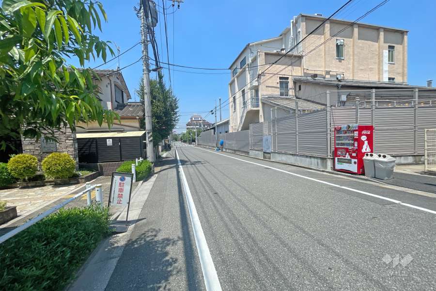 敷地西側の前面道路（南側から）