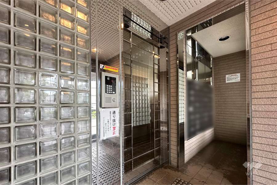 エントランスはオートロック付きです。