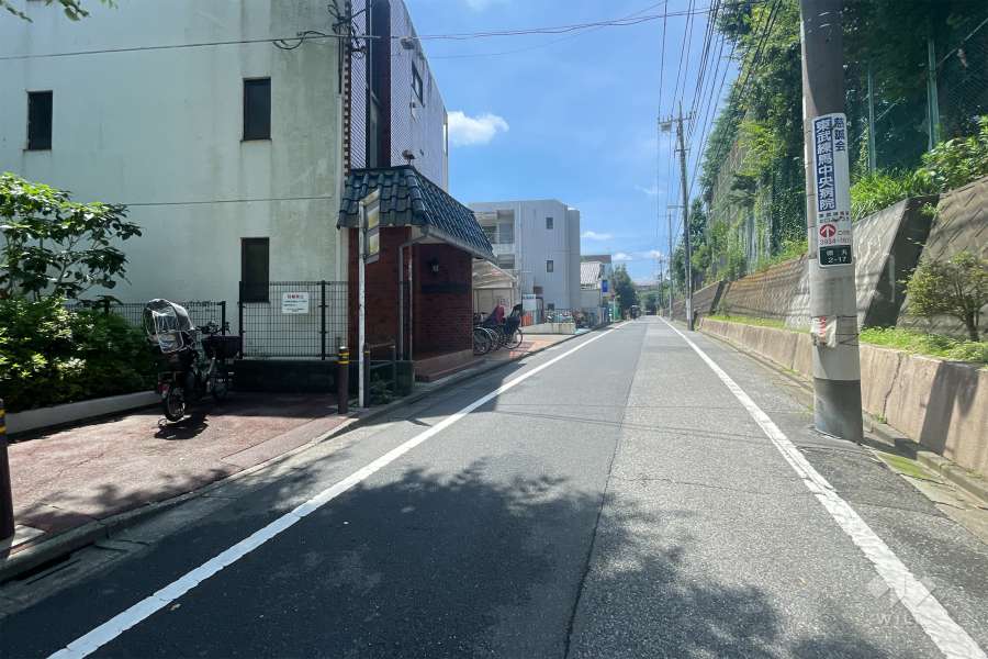 敷地の西側前面道路（北側から）