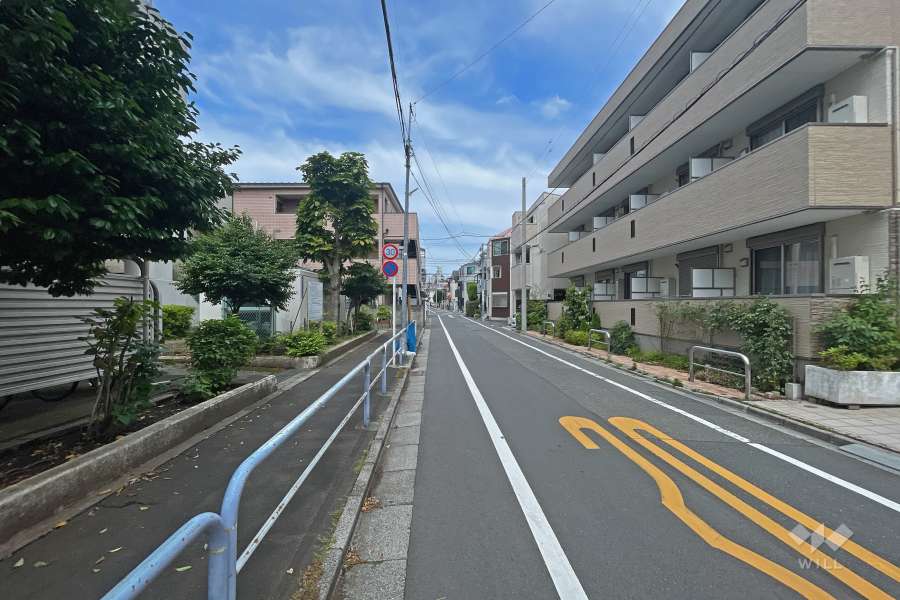 敷地の南側前面道路（東側から）