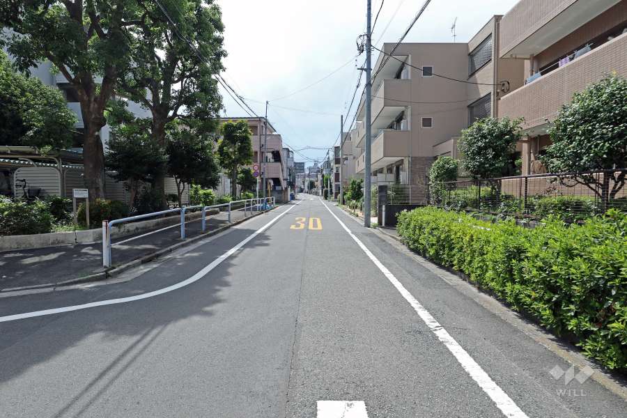 敷地の北側前面道路（東側から）