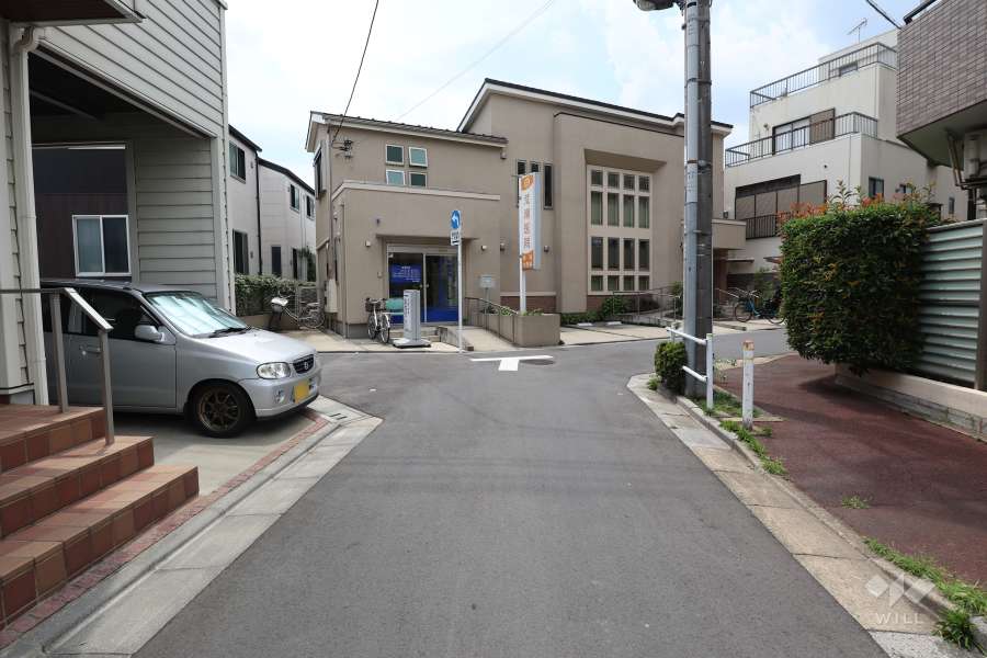 敷地南東側の前面道路（北東側から）