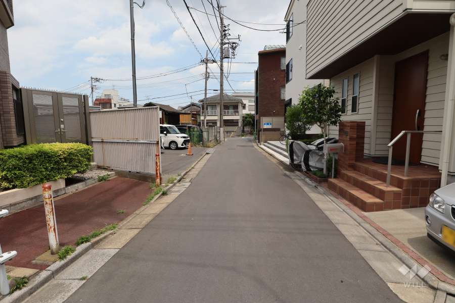敷地南東側の前面道路（南西側から）