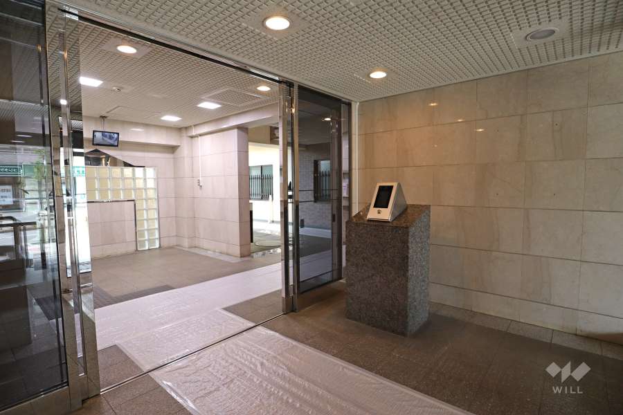 エントランスはオートロック付きです。