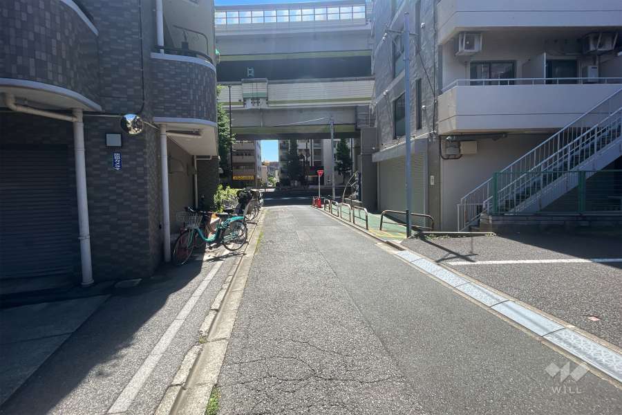 敷地南側の前面道路（西側から）