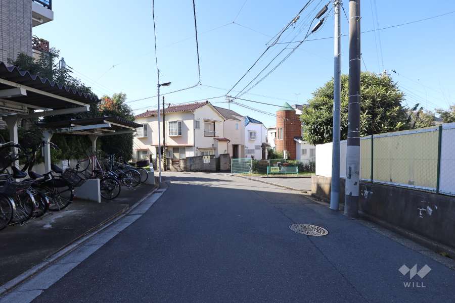 敷地の北側前面道路（東側から）