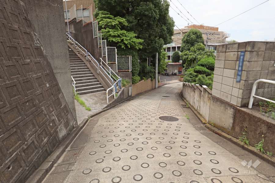 敷地西側の前面道路