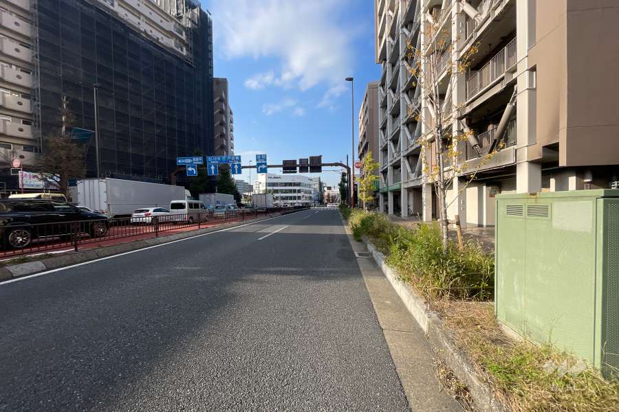 敷地南西側の前面道路（南東側から）