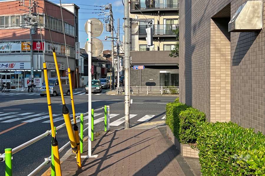 敷地の北西側前面道路（南西側から）