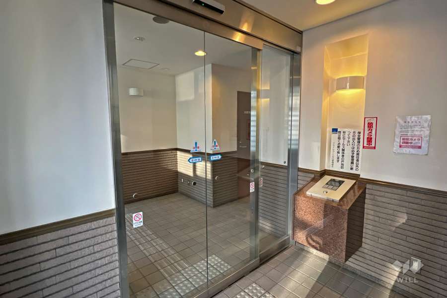 エントランスはオートロック付きです。