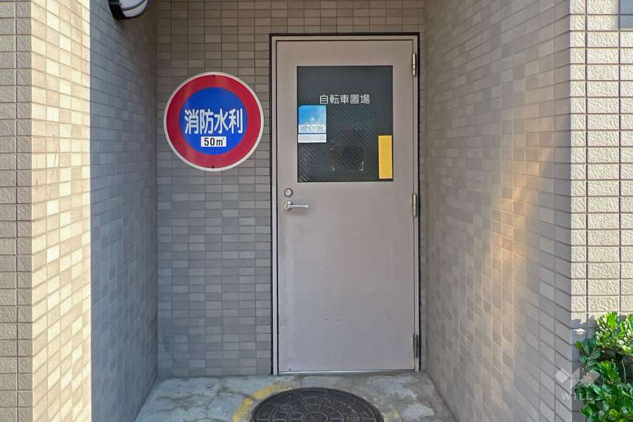 屋内に設けられた駐輪場の出入り口