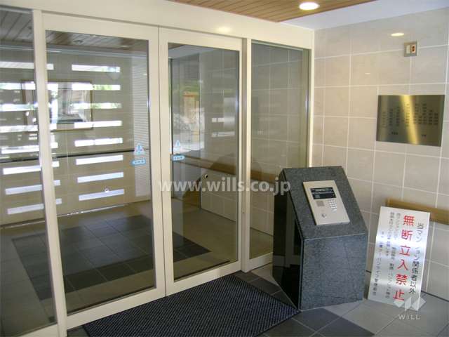 エントランスはオートロック付きです。