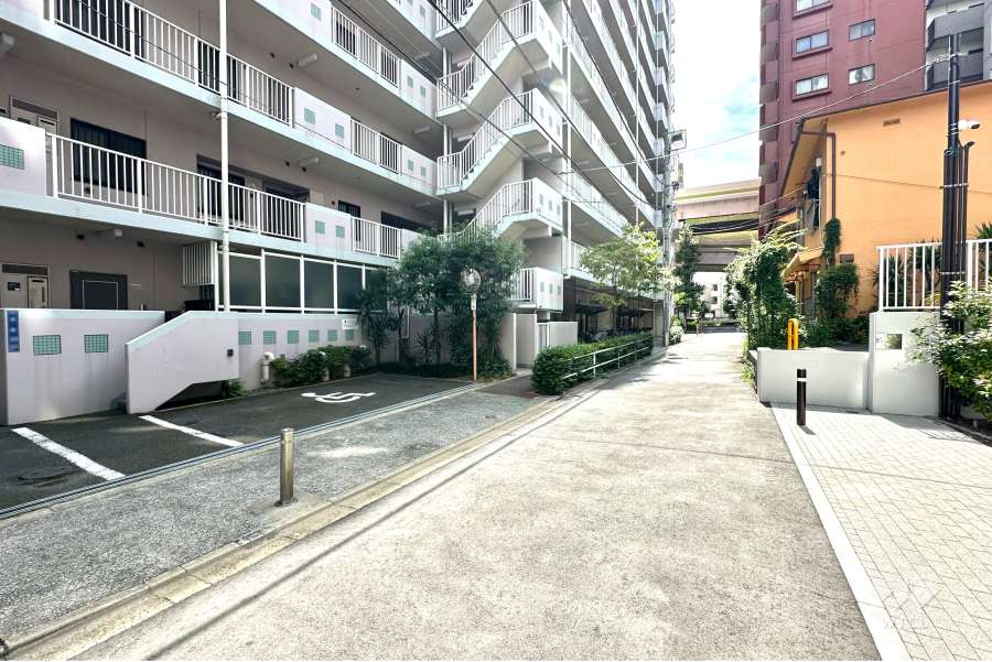 敷地の北側前面道路（東側から）