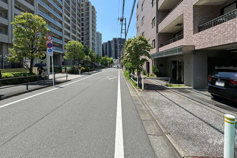 敷地東側の前面道路
