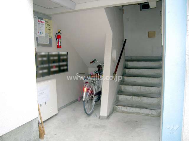 住戸入口（共用階段）とメールボックス