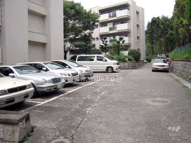 敷地内平面駐車場　(一番手前の棟がA-7棟)