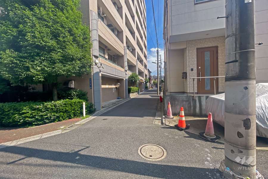 敷地西側の前面道路（北側から）