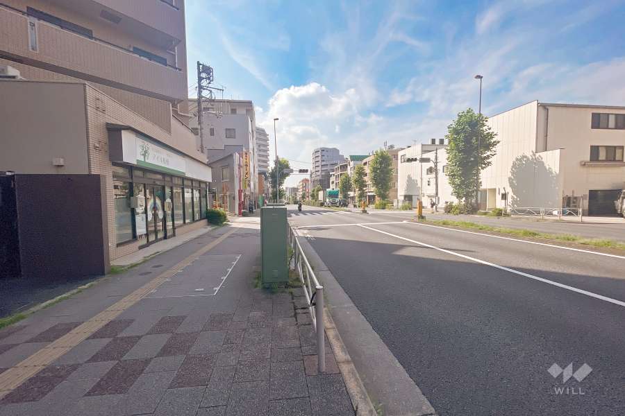 敷地北側の前面道路（東側から）