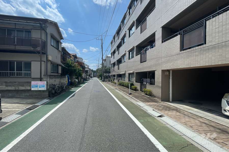 敷地の南側前面道路（東側から）