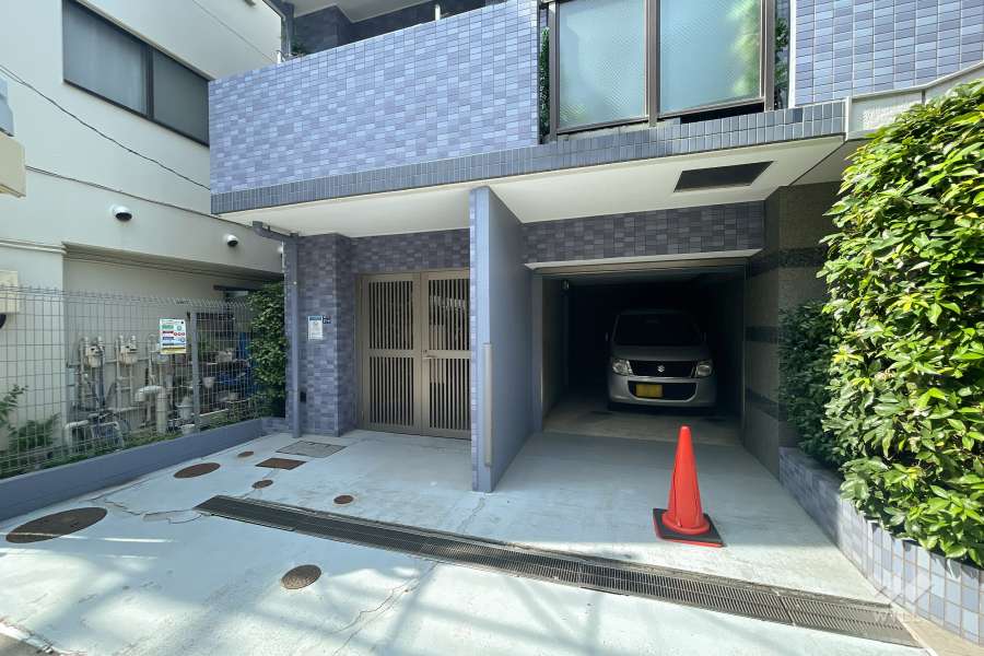 敷地内駐車場（屋外平面式）と駐輪場