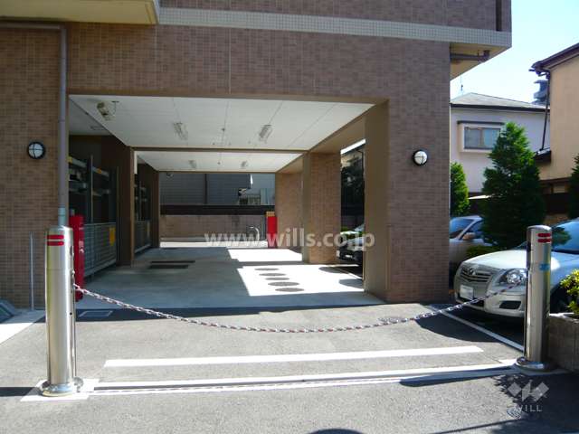 敷地内駐車場。ロボットゲート付きです。